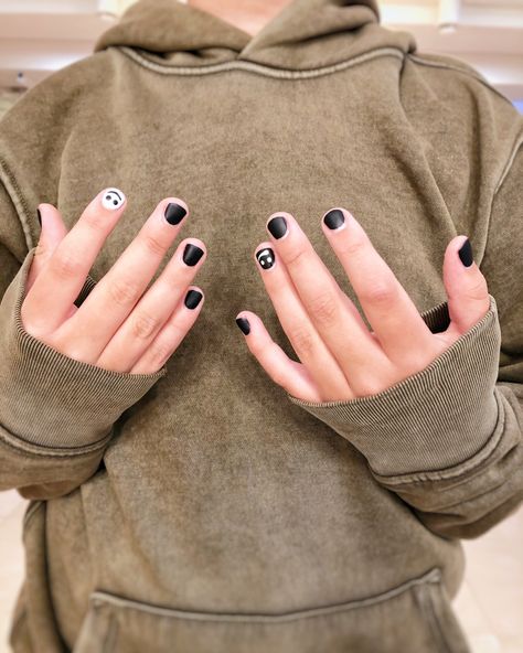 Black And White Nails For Men, Nail Art For Men Black And White, Black And White Nails Men, Men Painted Nails Aesthetic, Masc Nail Art, Men Painted Nails, Boy Nail Designs, Emo Nail, Masc Nails