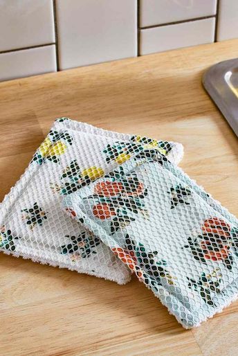 Sewing Projects Using Selvages, Diy Fabric Kitchen Accessories, How To Make Dish Scrubbies, Easy Cotton Fabric Projects, Sew Dish Towels, Diy Dish Cloth, Kitchen Fabric Ideas, Diy Dish Scrubbies Sew, Diy Dish Scrubbies