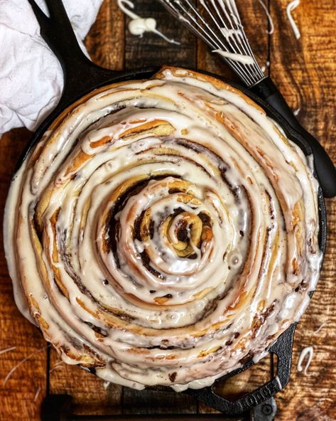 Skillet Desserts, Cast Iron Skillet Cooking, Charlotte Fashion, Fluffy Cinnamon Rolls, Cinnamon Roll Bake, Baking Homemade, Best Cinnamon Rolls, Iron Skillet Recipes, Seafood Stew