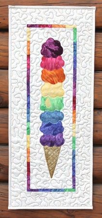 Ice Cream quilt; very cute! Hang it up during summer for a fun reminder of one of summer's many pleasures. Quilted Place Mats Ideas, Seasonal Quilted Wall Hangings, Summer Quilts Ideas, Summer Quilt Patterns, Ice Cream Quilt, Cream Quilt, Small Quilt Projects, Summer Table Runner, Hanging Quilts