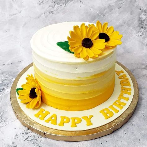 Sunflower Cake For 1st Birthday, Bee Sunflower Cake, Sunflowers Cake Ideas, Sunflower Bday Cake, Sun Flower Cake Designs, Sunflower Design Cake, Sun Flower Birthday Cakes, Sunflower Cake Design Simple, Sunflower Cake Designs Birthday