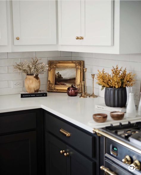 Broadmoor House, Kitchen Countertop Decor, Wallpaper Kitchen, Kitchen Designer, Countertop Decor, Organizer Kitchen, Designer Kitchen, Gold Living Room, White Kitchen Decor