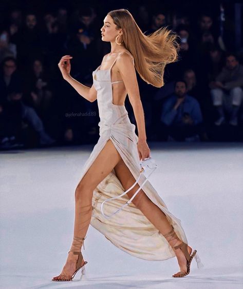 Gigi Hadid on Instagram: “Iconic ✨✨🖤 #GigiHadid #Jacquemus” Gigi Hadid Runway, ليلي كولينز, Gigi Hadid Outfits, Hadid Sisters, Gigi Bella, Hadid Style, Elegant Aesthetic, Model Aesthetic, Runway Models