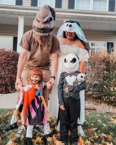 Jack Skellington Family Costume, Nightmare Before Christmas Costume Group, Nightmare Before Christmas Family Costume, Nightmare Before Christmas Family, Nightmare Before Christmas Costume, Fiesta Halloween, Vampire Costume, Christmas Costume, Group Costumes