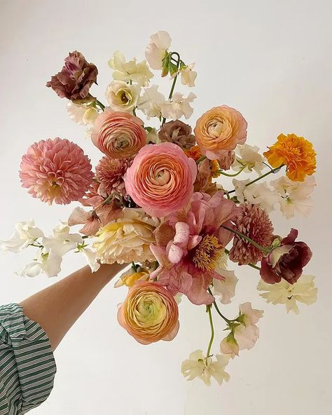 Diy Flower Decorations, Decoration Ideas With Paper, Diy Paper Flower Wall, Flower Decoration Ideas, Ideas With Paper, Paper Flower Wall Art, Dahlias Wedding, Crepe Paper Roses, Dahlia Bouquet