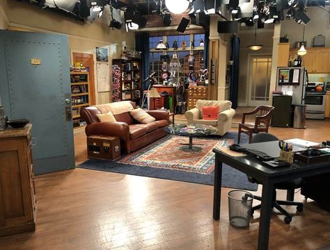 The original sets from "The Big Bang Theory" will soon be a part of Warner Bros. Studio Tour Hollywood! Big Bang Theory Set, Warner Bros Studio Tour Hollywood, The Big Band Theory, Warner Bros Studio Tour, Johnny Galecki, Warner Bros Studio, Warner Bros Studios, Desired Reality, The Big Bang Theory