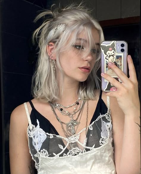 Main Character Haircut, Rocker Hair Color, Main Character Hairstyle, Grunge Face Claim, White Hair Grunge, Witchy Haircut, Alternative Blonde Hair, Rocker Hairstyle, Main Character Hair