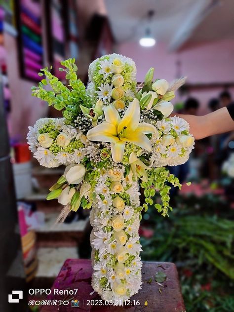 Condolence Flowers, Sympathy Floral, Diy Storage Bench, Creative Flower Arrangements, Church Decor, Floral Bouquets, Floral Arrangements, Florist, Flower Arrangements