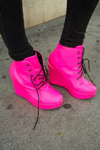 hot pink shoes Hot Pink Wedges, Hot Pink Shoes, Pink Wedges, Street Style Shoes, Pink Boots, Street Style Fashion, Everything Pink, Pink Shoes, Crazy Shoes