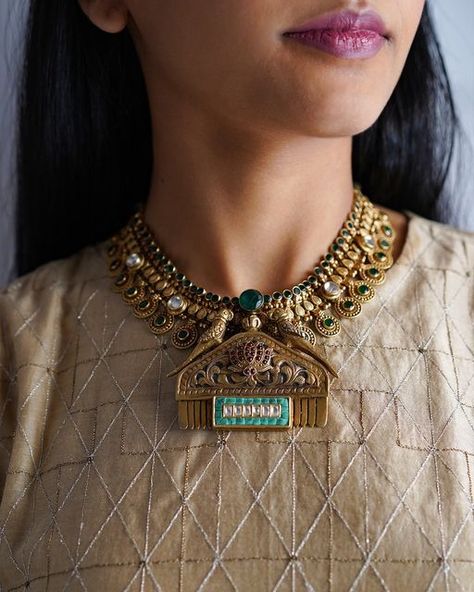 Apala By Sumit Jewellery, Kante Jewellery, Parrot Jewelry, Modern Pearl Earrings, Parrot Necklace, Vintage Comb, Jewel Design, Trendy Jewellery, Antique Necklaces Design