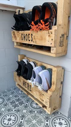 This contains an image of: Rustic shoe rack Diy Shoe Rack Ideas, Rustic Shoe Rack, Modern Shoe Rack, Bedding Boho, Diy Shoe Rack, Boho Bedroom Ideas Hippie, Bedroom Bedding, Diy Closet, Rack Design