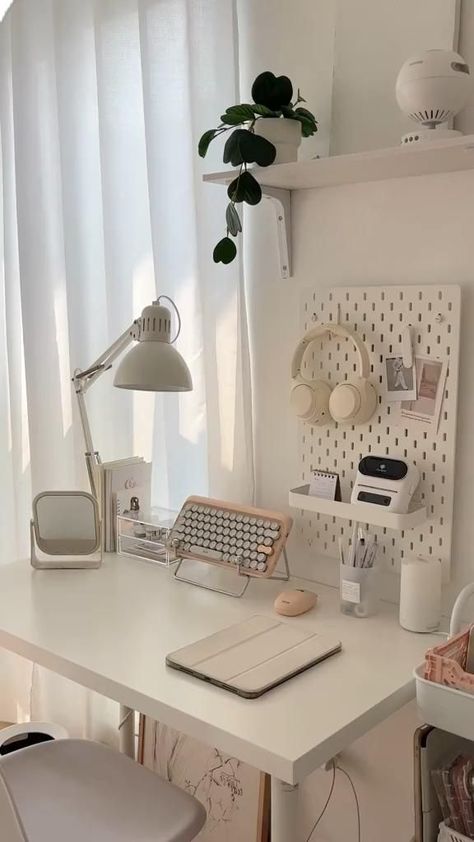 Small Room Ideas Videos, Room Idea With Plants, Desk Decpr, Study Desks For Small Rooms, Desk Inspo Study, Cute Home Desk Ideas, Cute Study Desk Ideas, Ideas For Room Makeover, Room Design Ideas For Small Rooms