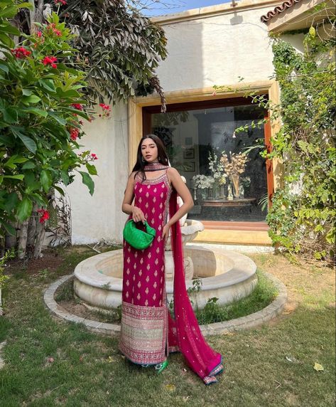 Minimalist Saree Look, Ethnic Outfits For Wedding, Sindoor Looks Indian, Simple Wedding Outfits, Green Indian Outfit, Anarkali Suit Design, Kurti Ideas, Ethnic Fashion Indian, Indian Wedding Guest