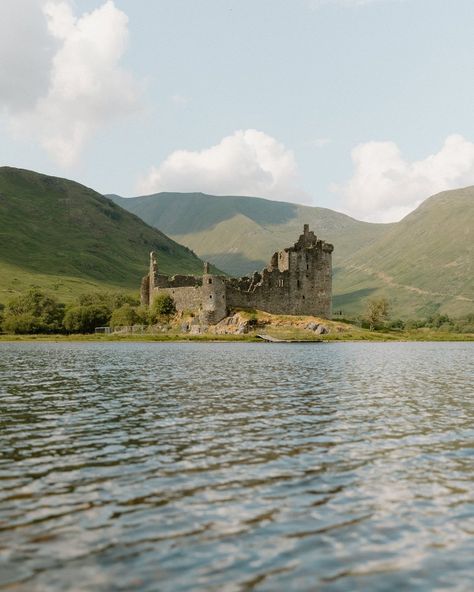 Heading to the Scottish Highlands soon? Use this guide to visit the  Kilchurn Castle panorama viewpoint  on  Loch Awe, Scotland ! This is the  very   best place  to view and photograph the beautiful Kilchurn Castle ruins. Scottish Highlands Landscape, Highlands Landscape, Kilchurn Castle, Loch Awe, Park Signage, Visit Scotland, Castle Ruins, Scotland Travel, Scottish Highlands