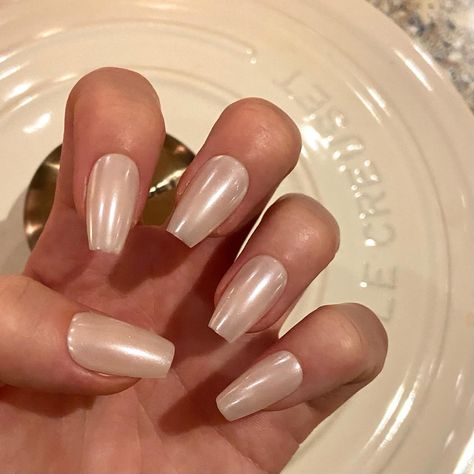 ⚪️ GRANNY PEARLS ⚪️ the perfect warm off-white glazed donut pearl nail! so far this is a GNAIL bestseller and one of my favorite classy sets 🤍🐇 shape shown is short coffin, but you can customize this pretty lil set to any nail shape you fancy 🤍 took these photos at thanksgiving LOL my camera roll is fully just nails at this point 💅🏻📸 @dndgel vintage lace @bornprettyofficial mermaid chrome @apresnailofficial short coffin tips @miasecret glass finish gel #pearlnails #whitenails #pressonna... Pearl Nails Coffin, Mermaid Chrome, Coffin Tips, Pearl Nail, Glazed Donut, Short Coffin, My Camera Roll, Pearl Nails, Donut Glaze