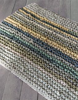 MaryJanesFarm | Project of the Week | Knit t-shirts into rugs Återvinna Jeans, Knitted Rug, Tshirt Rug, Knit Rug, Tshirt Crafts, A Rug, Diy Rug, Creation Couture, Old T Shirts