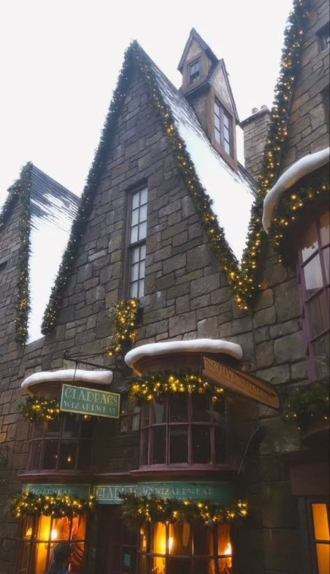 Hogsmeade Christmas, Winter At Hogwarts, Christmas At Hogwarts, Harry Potter Script, Hogwarts Visuals, Christmas Harry Potter, Harry Potter Vibes, Hogwarts Life, Hogwarts Shifting