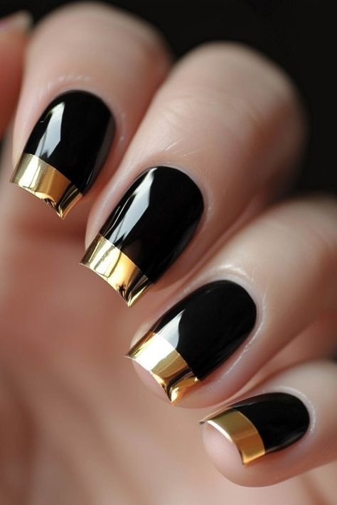 Black French Tip Nails With Gold Design, Black And Gold Pedicure Toenails, Black And Gold Pedicure, Black Nails With Gold Design, Black And Gold Gel Nails, Black And Gold Nail Art, Nail Art Noir, Gold Gel Nails, Black Gold Nails