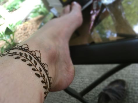 Simple ankle henna foot easy pretty Simple Ankle Henna Designs, Henna Ankle Designs, Henna Designs Leg Ankle, Henna Ankle Tattoo, Anklet Henna, Prom Henna, Ankle Henna Tattoo, Ankle Henna Designs, Ankle Henna