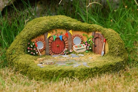 Hobbit Hole, Wine Bottle Art, Clay Houses, Hobbit House, The Shire, Miniature Model, I Made It, Zen Garden, Bottle Art