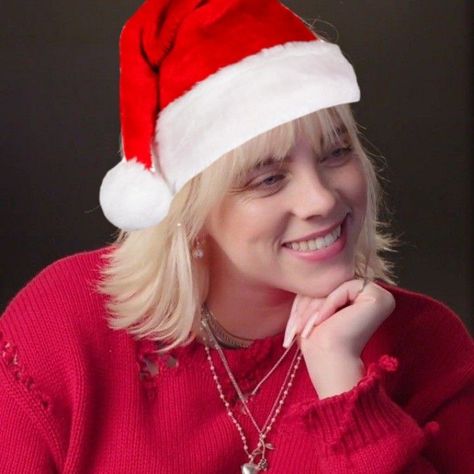 christmas! billie eilish Billie Eilish Christmas Icons, Billie Eilish Christmas Wallpaper, Billie Christmas, Christmas Billie Eilish, Billie Eilish Christmas, Pretty Celebrity, Icons Christmas, Prettiest Celebrities, Billie Eillish