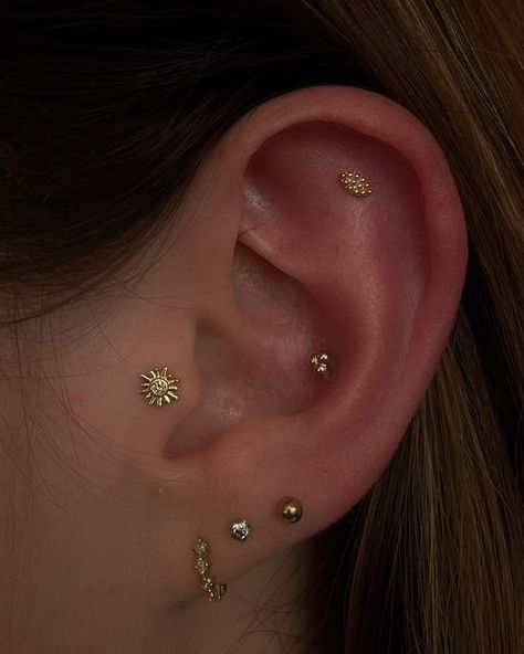 Minimal Ear Curation, Earscapes Gold, Ear Curation Gold, Gold Ear Curation, Ear Piercing Curation, Gold Ear Stack, Ear Constellation, Ear Arrangement, Constellation Piercing