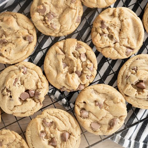 Chocolate Chip Cookies without Brown Sugar Recipes Chocolate Chip Cookies, Small Batch Sugar Cookies, Cookies Without Brown Sugar, Eggless Chocolate Chip Cookies, Crumble Cookies, Banana Chocolate Chip Cookies, Cinnamon Roll Cookies, Frozen Cookie Dough, White Chocolate Chip Cookies