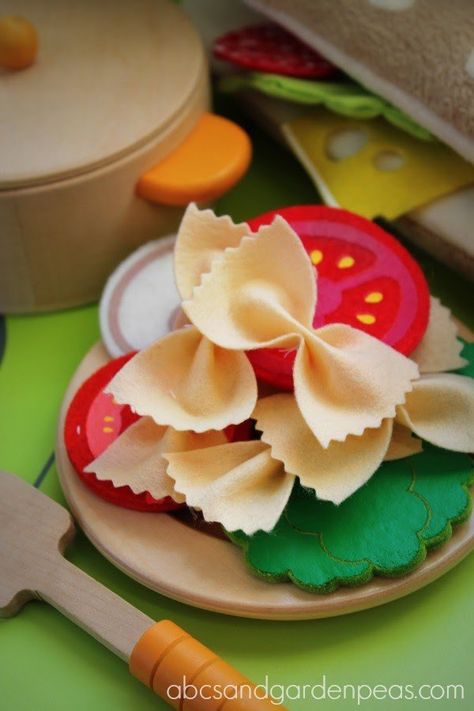 Easy Felt Food, Play Kitchen Food, Felt Food Diy, Felt Food Patterns, Bow Tie Pasta, Felt Cupcakes, Pretend Play Food, Felt Play Food, Felt Crafts Patterns