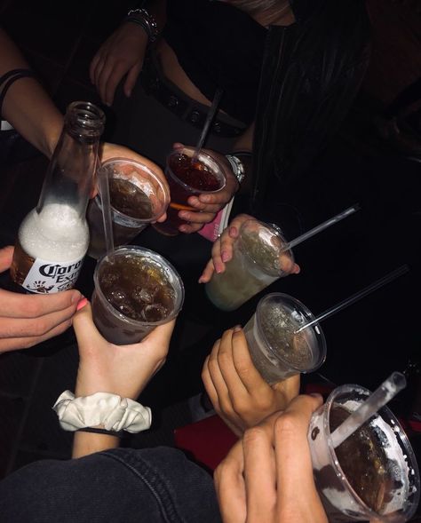 #aesthetic #party #drinks #friends Drinks Friends, Beat Friends, Aesthetic Party, Party Drinks Alcohol, Friends Drinks, Korean Picture, Alcohol Aesthetic, Party Pictures, Happy Party