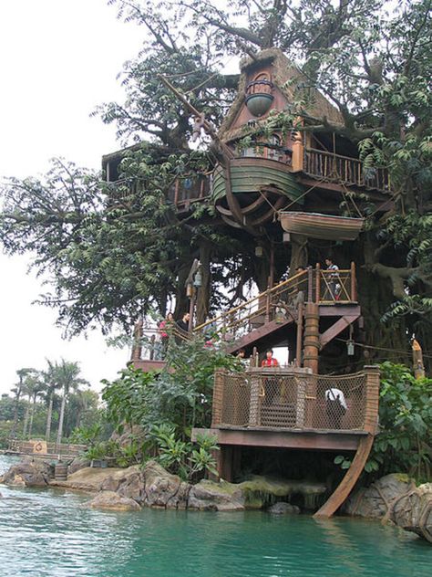 Swiss Family Robinson Treehouse, Family Tree For Kids, Luxury Tree Houses, Beautiful Tree Houses, Trees For Kids, Building A Treehouse, Tree House Kids, Cool Tree Houses, Tree House Designs