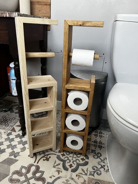 Diy Wooden Projects Wooden Toilet Roll Holder, Craft Projects To Sell, Wooden Toilet Paper Holder, Wooden Toilet, Bamboo Shelf, Wood Projects That Sell, Unique Woodworking, Fabulous Diy, Diy Wooden Projects