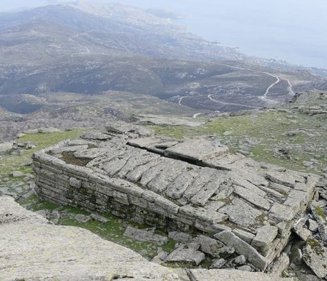 The dragon houses (‘drakospita’ or ‘dragà’) are local names assigned to 23 ancient megalithic ruined structures hidden in the mountains of the island of Eu Megalithic Structures, Architecture Antique, Ancient Discoveries, Dragon House, Greek Tradition, Unexplained Mysteries, Unexplained Phenomena, Ancient Technology, Ancient Buildings