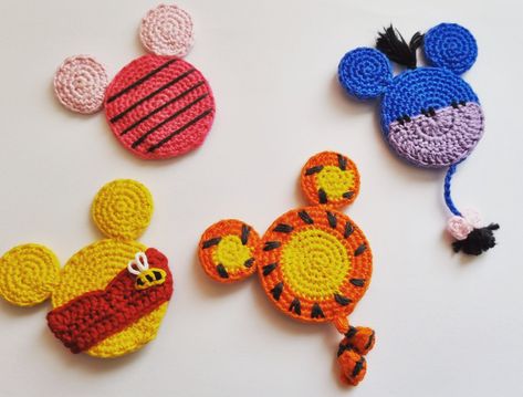 Disney Coasters, Crochet Hair Pins, Crochet Clips, Hair Accessories Crochet, Applique Patterns Free, Crochet Applique Patterns, Christmas Fair Ideas, Felt Brooches, Disney Crochet Patterns