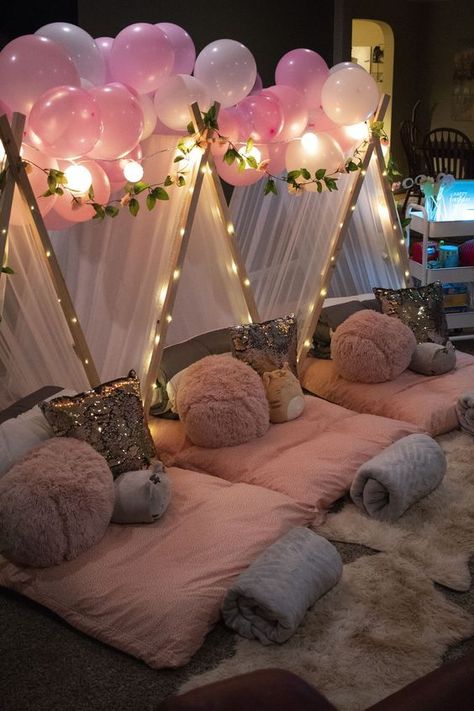 Fairy Lights Outdoors Pidżama Party, Slumber Party Decorations, Girls Sleepover Party, Sleepover Room, Sleepover Tents, Birthday Sleepover Ideas, Slumber Party Birthday, Teepee Party, Sleepover Birthday Parties