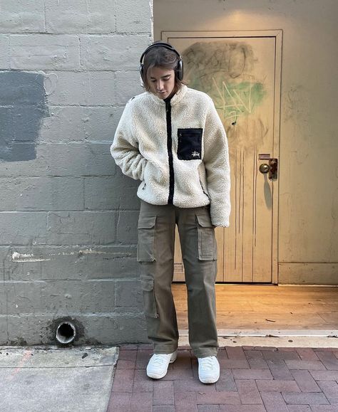 Sherpa Outfit, Outfit Ideas Brown, Big Jackets, Fleece Jacket Outfit, Big Jacket, Old Money Winter, Brown Cargo Pants, Fashion Moodboard, Ideas De Outfits