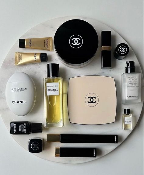 Chanel Makeup Aesthetic, Cosmetic Aesthetic, Chanel Makeup Bag, Channel Makeup, Chanel Aesthetic, Chanel Cosmetics, Minimalist Makeup, Daily Beauty Routine, Beauty Aesthetic