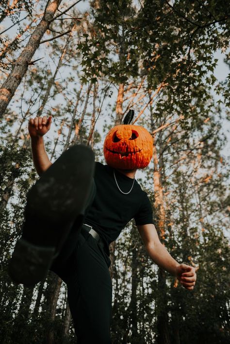 Pumpkin Ghost Photoshoot, Halloween Pumpkin Photography, Pumpkin Head Photoshoot One Person, Pumpkin Head Photoshoot Single, Poses For Halloween Pictures, Pumpkin Head Photoshoot Ideas, Funny Halloween Photoshoot, Pumpkin Head Poses, Pumpkin Head Carving Ideas