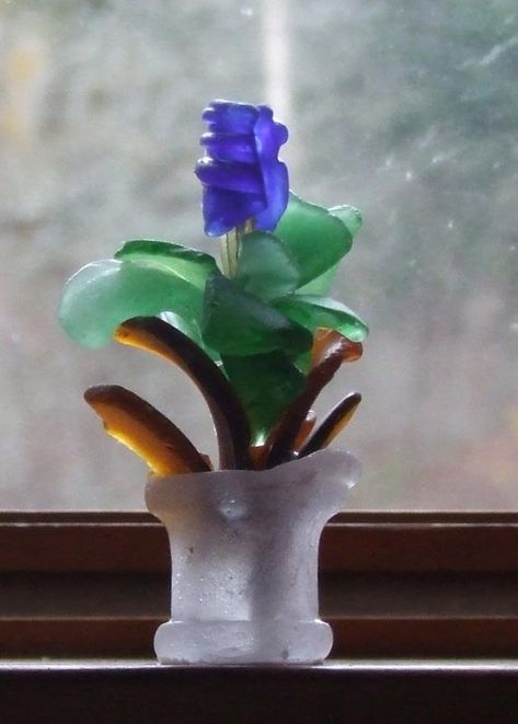 sea glass flower pot - some people are so CLEVER! Beach Glass Projects, Sea Glass Diy, Sea Glass Art Projects, Flower Pot People, Beach Glass Crafts, Glass Art Pictures, Hobby Ideas, Beach Finds, Glass Craft