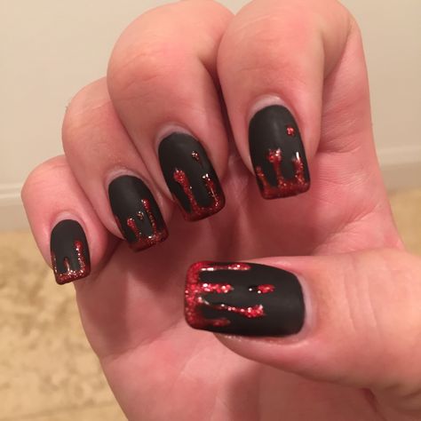 Black And Red Blood Drip Nails, Black Nails With Blood Drip, Blood Drop Nails, Blood Dripping Nails, Black And Red Halloween Nails, Blood Drip Nails, Blood Nails, Vampire Nails, Black Nails With Glitter