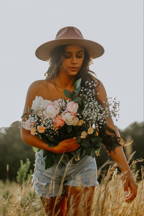 Tumblr Photoshoot, Cowgirl Photoshoot, Fairytale Photoshoot, Beautiful Photoshoot Ideas, Flower Model, Spring Photoshoot, Flower Photoshoot, Farm Photography, Fun Photoshoot