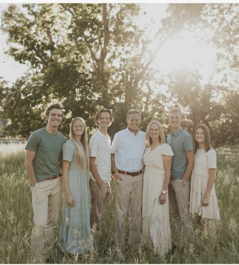 Big Family Posing Ideas, Outdoor Generation Photoshoot, Blue Green Neutral Family Photos, 7 Person Family Photoshoot, Large Group Family Photos Color Scheme, Family Photoshoot 7 People, Casual Summer Family Pictures, Neutral Family Picture Outfits Summer, Family Picture Poses For 6 People