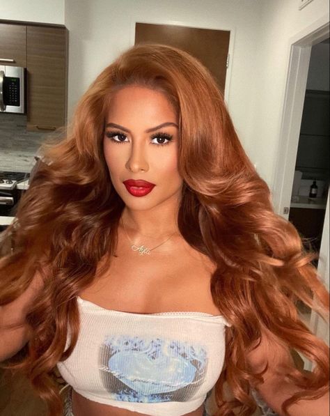 Hair Color For Latinas, Brown Hair Tones, Hair Color For Dark Skin, Strawberry Hair, Red Hair Inspo, Chestnut Hair Color, Honey Brown Hair, Red Haired Beauty, Ginger Hair Color