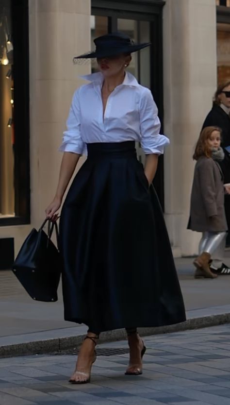 Black Wide Skirt Outfit, Luxury Skirt Outfit, Black Women 40s Fashion, Luxury Chic Long Skirt, Luxury Classic Long Skirt, Luxury Chic Pleated Skirt, Rich Mom Aesthetic Classy Outfit, Pleated Long Skirt Outfit Classy, Flare Skirt Outfit Classy