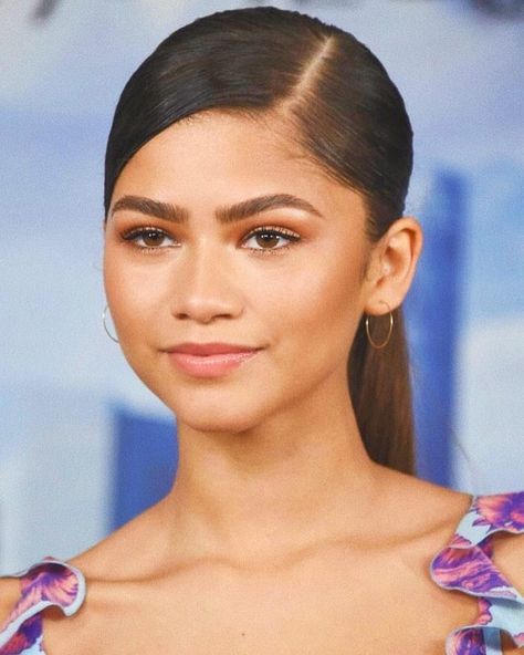 Zendaya Makeup, Zendaya Hair, Circle Face, Natural Smokey Eye, Zendaya Outfits, Zendaya Style, Types Of Acne, Zendaya Coleman, Wedding Guest Looks