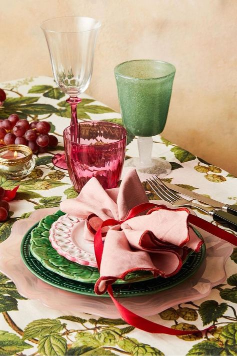 Celebrate the festive season with a fun and vibrant pink and green Christmas dinner table! 🎄💖✨ Mix playful shades of pink with rich greens to create a cheerful and inviting atmosphere. Use colourful tableware, whimsical centrepieces featuring ornaments or seasonal florals, and sparkling accents to bring the look together. This unique color combination adds a modern twist to traditional holiday decor. #PinkAndGreenChristmas #TableSetting #HolidayDecor #ChristmasDinner #FunFestiveIdeas Bright Christmas Table Setting, Christmas In Uk, Fun Table Settings, Pink And Green Christmas, Colorful Table Setting, Traditional Holiday Decor, Diy Christmas Ideas, Tafel Decor, Christmas Dinner Table