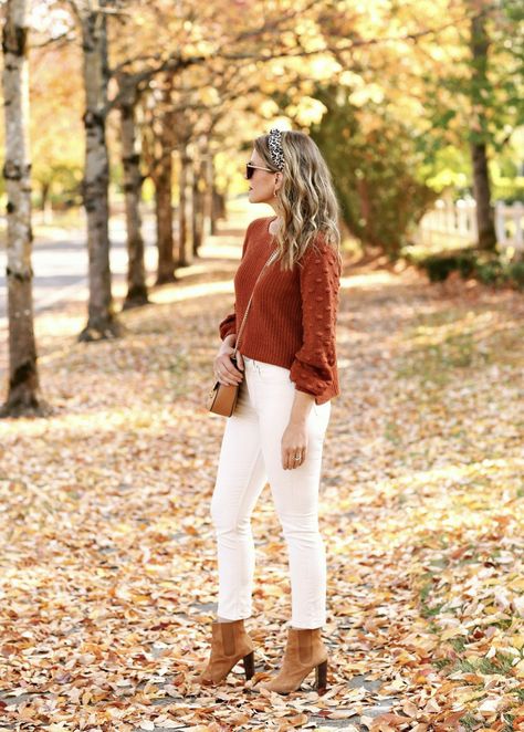 Fall Outfits Women White Jeans, White Jeans Outfit Winter Boots, Fall Outfit With White Pants, White Jeans Fall Outfit Work, White Jean Outfits Fall, White Trousers Outfit Fall, How To Wear Cream Jeans, How To Style White Jeans For Fall, White Pants For Fall