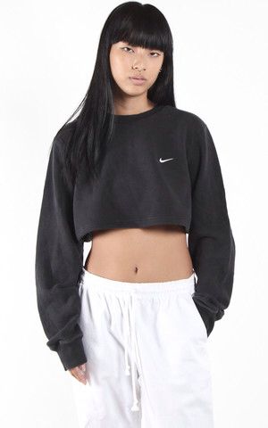 Black nike crop top sweatshirt #cute Look Hip Hop, Sweatshirts Nike, Nike Cropped Hoodie, Sweatshirts Vintage, Nike Crop Top, Vintage Nike Sweatshirt, Vintage Crop Tops, Crop Top Sweatshirt, Causual Outfits