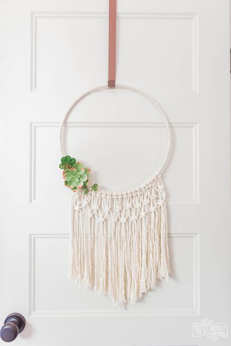 Summer hoop wreath idea with macrame cord and faux succulents or flowers Embroidery Hoop Macrame, Ring Macrame Wall Hanging Diy, Macrame Wire Wreath, Macrame Hoop Wall Hanging Diy, Gold Hoop Macrame, Macrame Hoop Diy, Macrame Wreath, Macrame Hoop, Diy Spring Wreath