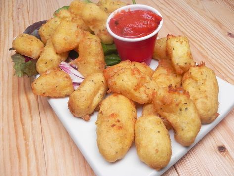 Gluten-Free Fried Cheese Curds Fried Cheese Curds Recipe, Deep Fried Cheese Curds, Cheese Curds Recipe, Cheddar Cheese Curds, Fried Cheese Curds, Fried Recipes, Fried Cheese, Gluten Free Restaurants, Curd Recipe