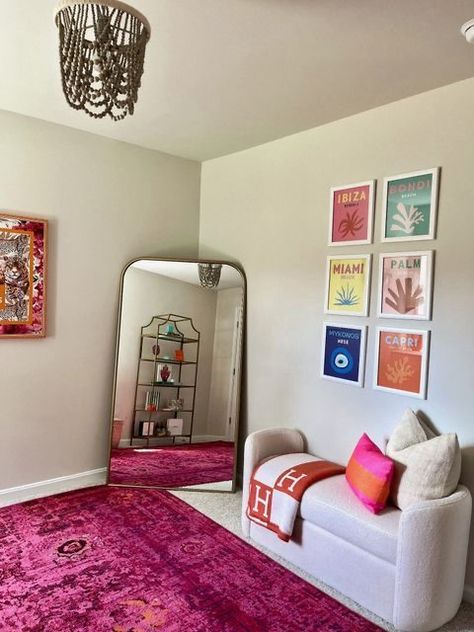 Artsy Room Decor Ideas, White Room With Pops Of Color, College Apartment Decor Bedroom, College House Bedroom, College Apartment Bedroom Decor, College House Ideas, Preppy Apartment Decor, College Girl Apartment, Dorm Apartment Decor